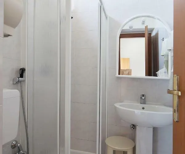 内拉酒店 斯培西亚